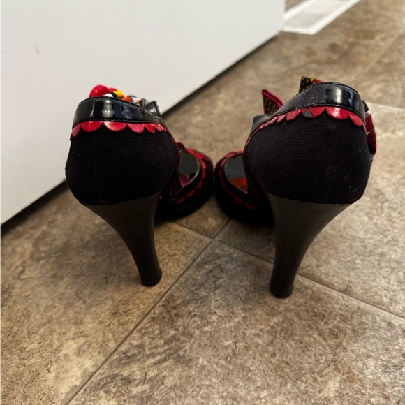Betsey Johnson Black and Red Floral Women's Shoes - Picture 4 of 8